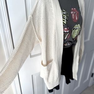 White Universal Thread brand cardigan w/ pockets. Size Medium, 100% cotton.